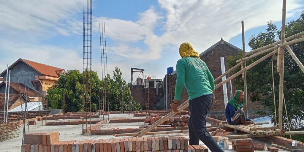 Grey Structure vs Turnkey Construction in Pakistan: Which One Should You Choose?